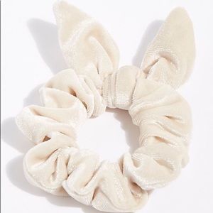 ivory velvet scrunchie with knot :)